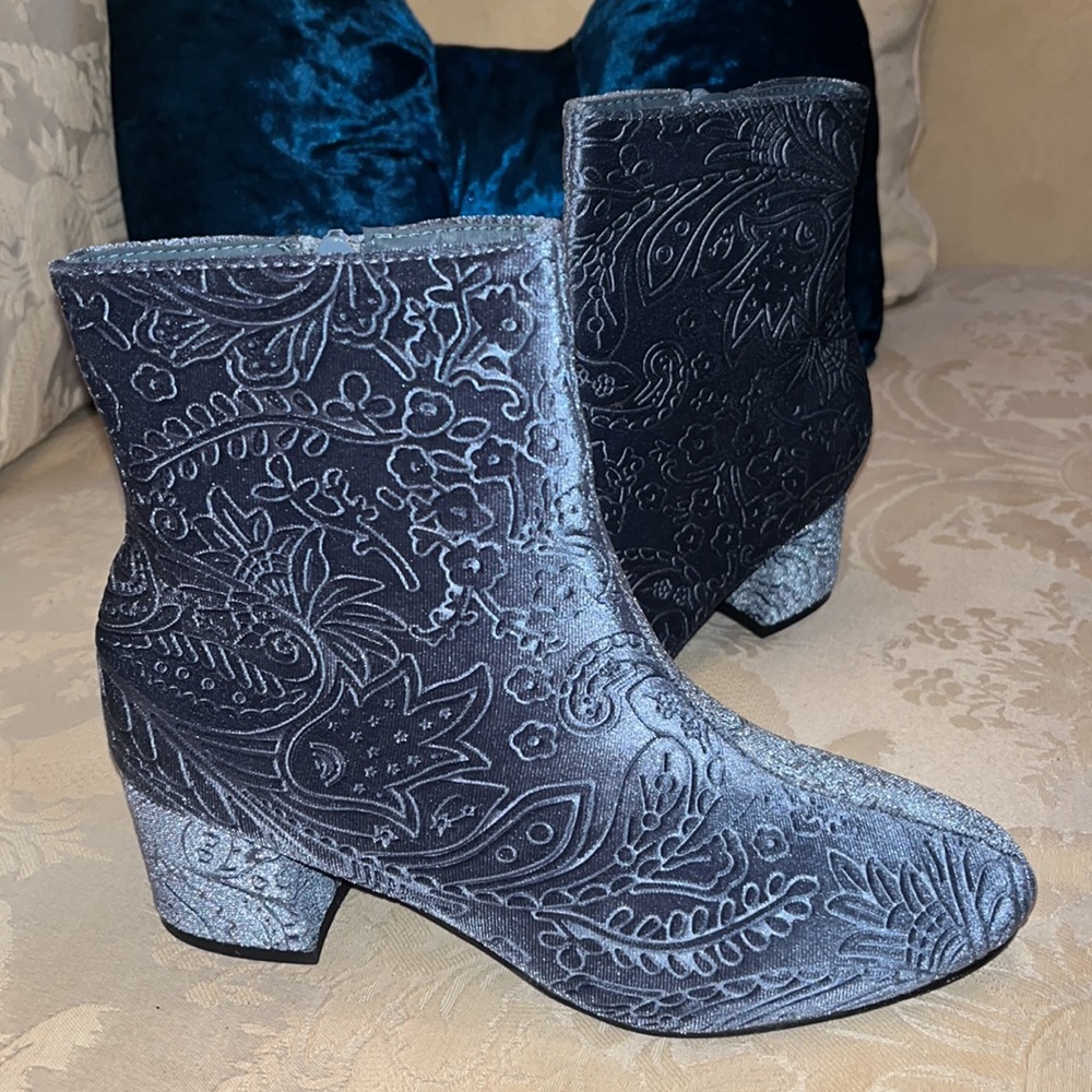 Yoki Grey Mercy 09 Boot size 8